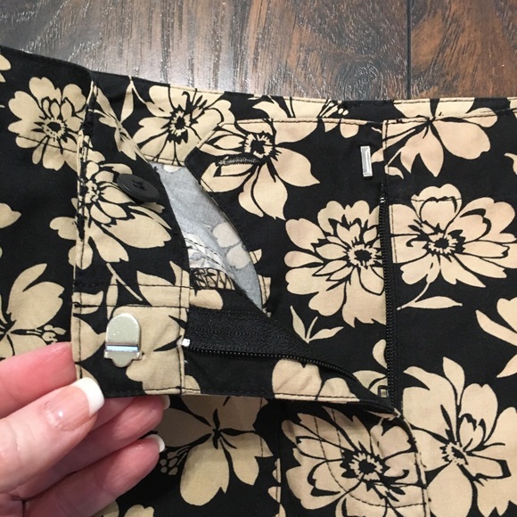 Casual Corner Black and Tan floral capris; Sz 2P - Picture 9 of 9